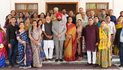 Members of Gujarat Samaj and Maharashtra Social Welfare Committee along with the Hon'ble Governor.