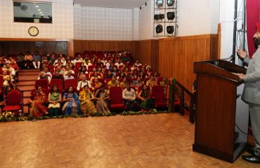 गुजरात और महाराष्ट्र राज्य स्थापना दिवस के अवसर पर संबोधित करते हुए राज्यपाल।