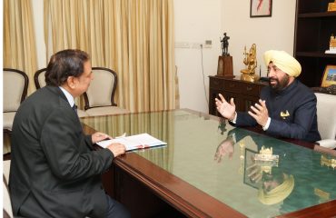 Chief Information Commissioner Shri Anil Chandra Punetha giving a courtesy call and presentation of the activities of the Commission to the Hon'ble Governor
