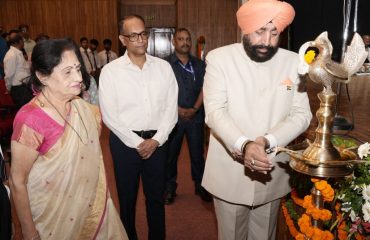 The Hon'ble Governor inaugurating the Mohiniyattam program organized by SPIC MACAY at Rajbhawan Auditorium.