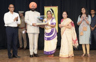 मोहिनीअट्टम नृत्यांगना डॉ. मीना प्रसाद को सम्मानित करते हुए राज्यपाल।