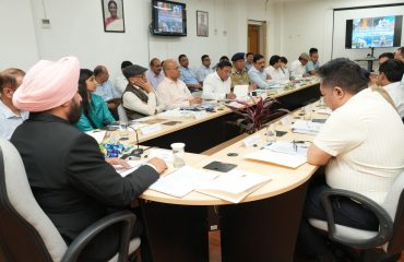 उत्तराखण्ड चारधाम यात्रा की तैयारियों के संबंध में शासन के उच्चाधिकारियों के साथ बैठक करते हुए राज्यपाल।