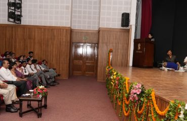 मोहिनीअट्टम नृत्यांगना डॉ. मीना प्रसाद द्वारा आयोजित मनमोहक प्रस्तुति देखते हुए राज्यपाल।