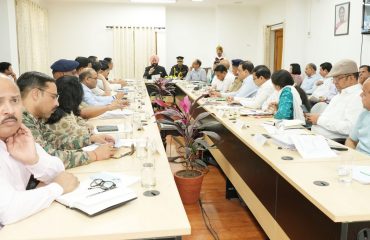 उत्तराखण्ड चारधाम यात्रा की तैयारियों के संबंध में शासन के उच्चाधिकारियों के साथ बैठक करते हुए राज्यपाल।
