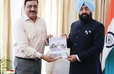 Secretary Industry at Uttarakhand Govt. & Commissioner Garhwal Mr. Vinay Shankar Pandey paying courtesy call on the Hon'ble Governor.