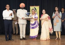 The Hon'ble Governor honoring Mohiniyattam dancer Dr. Meena Prasad.;?>
