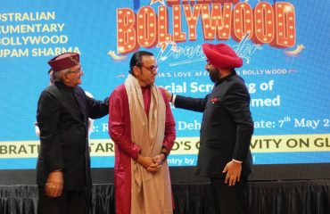 राजभवन में फिल्म निर्देशक अनुपम शर्मा को शॉल ओढ़ाकर सम्मानित करते हुए राज्यपाल।