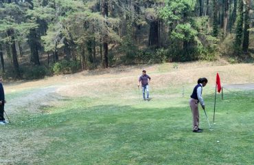 राजभवन गोल्फ कोर्स में गोल्फ प्रशिक्षण लेते हुए स्कूली छात्र-छात्राएं।