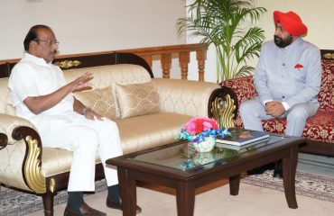 त्रिपुरा के राज्यपाल श्री इंद्रेसन रेड्डी नल्लू से वार्ता करते हुए राज्यपाल लेफ्टिनेंट जनरल गुरमीत सिंह (से नि)।