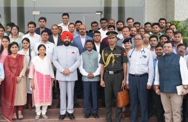 सगंध पौधा केंद्र (कैप) में वैज्ञानिकों एवं अधिकारियों के साथ राज्यपाल।