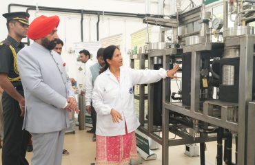 सगंध पौधा केंद्र (कैप) में स्थापित बीज विकास एवं अंकुरण कक्ष, हाई टेक ग्रीन हाउस, प्रयोगशाला एवं बगीचों का अवलोकन कर जानकारी प्राप्त करते हुए राज्यपाल।