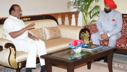 Hon'ble Governor Lt. Gen. Gurmit Singh (Retd) in conversation with Hon'ble Governor of Tripura Shri Indrasena Reddy Nallu.