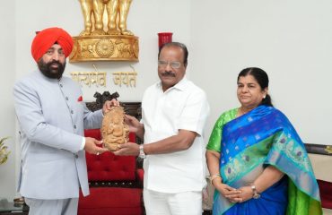 त्रिपुरा के राज्यपाल श्री इंद्रेसन रेड्डी नल्लू को स्मृति चिन्ह भेंट करते हुए राज्यपाल लेफ्टिनेंट जनरल गुरमीत सिंह (से नि)।