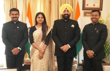 Trainee IAS officers of Uttarakhand cadre paying courtesy call on the Governor.