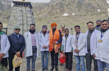 Hon'ble Governor with the team of doctors on duty at Kedarnath Dham.