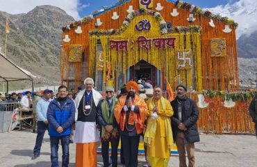 Hon'ble Governor offering prayers at Baba Kedarnath.