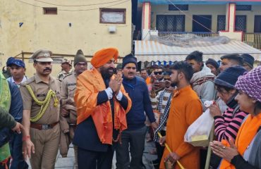 Hon'ble Governor interacting with devotees at Kedarnath Dham.