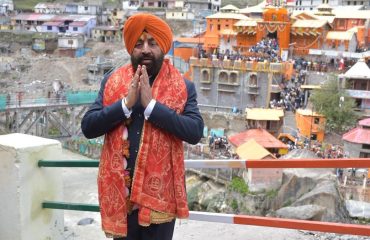 भगवान बद्री विशाल के दर्शन करते हुए राज्यपाल।