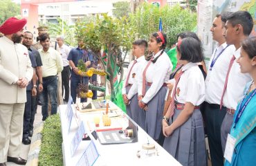 स्कूली छात्रों द्वारा बनाये गये विभिन्न प्रकार के तकनीकी मॉडल का अवलोकन करते हुए राज्यपाल।