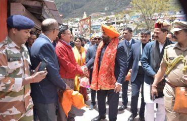 Hon'ble Governor interacting with devotees at Badrinath Dham.