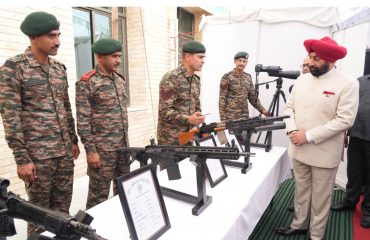 भारतीय सेना द्वारा लगाये गए आधुनिक हथियार की प्रदर्शनी का अवलोकन करते हुए राज्यपाल।