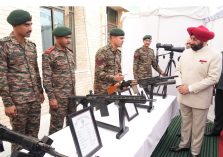 भारतीय सेना द्वारा लगाये गए आधुनिक हथियार की प्रदर्शनी का अवलोकन करते हुए राज्यपाल।;?>