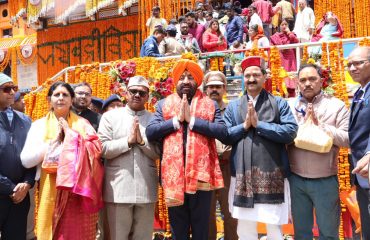 Hon'ble Governor offering prayers at Shri Badri Vishal.