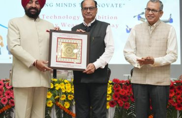 भारतीय सेना की दक्षिणी कमांड के कमाडिंग-इन-चीफ लेफ्टिनेंट जनरल अजय कुमार सिंह को सम्मानित करते हुए राज्यपाल।
