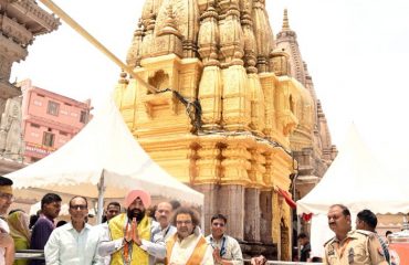 Governor during his visit to Kashi Vishwanath temple.