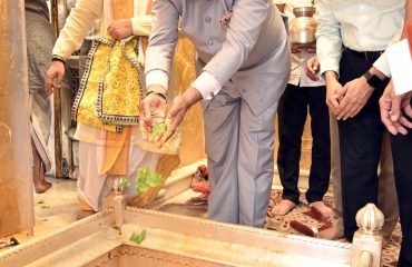 वाराणसी के काशी विश्वनाथ मंदिर में बाबा विश्वनाथ की पूजा-अर्चना करते हुए राज्यपाल।