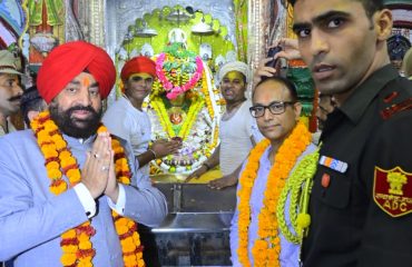 प्राचीन हनुमानगढ़ी मंदिर में संकटमोचन श्री हनुमान के दर्शन करते हुए राज्यपाल।