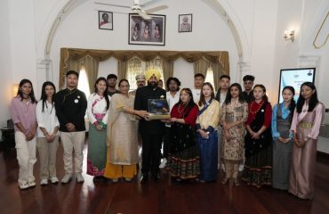 The Hon'ble Governor presenting souvenir to the students of Sikkim studying in Uttarakhand at Raj Bhawan.