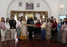 The Hon'ble Governor presenting souvenir to the students of Sikkim studying in Uttarakhand at Raj Bhawan.;?>