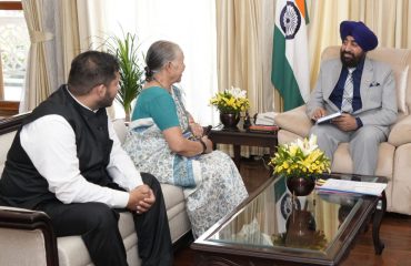 Padma Shri Dr. Madhuri Barthwal paying courtesy call on the Hon'ble Governor.