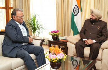 राज्यपाल से शिष्टाचार भेंट करते हुए ओएनजीसी लिमिटेड के अध्यक्ष एवं सीईओ श्री अरुण कुमार सिंह।