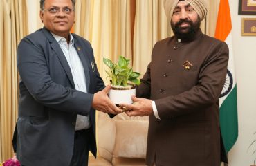 राज्यपाल से शिष्टाचार भेंट करते हुए ओएनजीसी लिमिटेड के अध्यक्ष एवं सीईओ श्री अरुण कुमार सिंह।