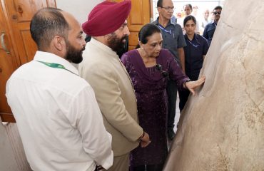 कालसी स्थित अशोक शिलालेख का भ्रमण कर जानकारी प्राप्त करते हुए राल्यपाल।