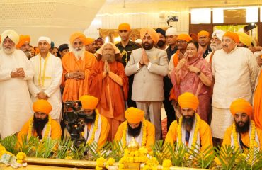 गुरूद्वारा श्री हेमकुंड साहिब ऋषिकेश से पंज प्यारों की अगुवाई में हेमकुंड साहिब यात्रा के लिए जाने वाले प्रथम जत्थे को रवाना करते हुए राज्यपाल।