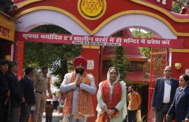 Hon'ble Governor and First Lady Mrs. Gurmeet Kaur offering prayers at Maa Naina Devi temple located in Nainital.