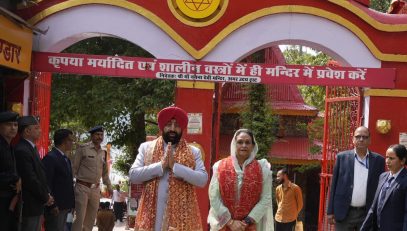 Hon'ble Governor and First Lady Mrs. Gurmeet Kaur offering prayers at Maa Naina Devi temple located in Nainital.