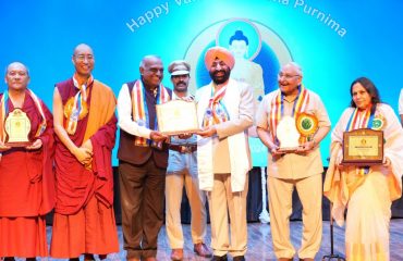 Governor presenting Dhamma Ratna Award on the occasion of the program.