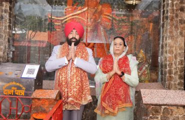 नैनीताल स्थित मां नैना देवी मंदिर में पूजा-अर्चना करते हुए राज्यपाल एवं प्रथम महिला श्रीमती गुरमीत कौर।
