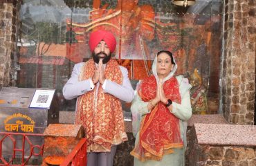 Hon'ble Governor and First Lady Mrs. Gurmeet Kaur offering prayers at Maa Naina Devi temple located in Nainital.