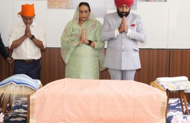 Hon'ble Governor and First Lady Mrs. Gurmeet Kaur paying obeisance at the Gurdwara in Nainital.