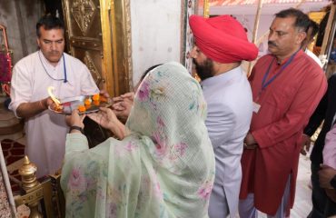 Hon'ble Governor and First Lady Mrs. Gurmeet Kaur offering prayers at Maa Naina Devi temple located in Nainital.