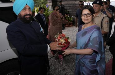 District Magistrate Vandana Singh welcoming the Hon'ble Governor upon his arrival for summer stay at Raj Bhawan, Nainital.