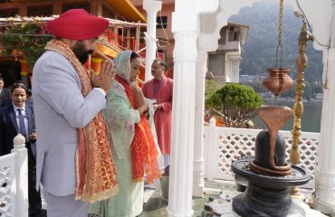 Hon'ble Governor and First Lady Mrs. Gurmeet Kaur offering prayers at Maa Naina Devi temple located in Nainital.