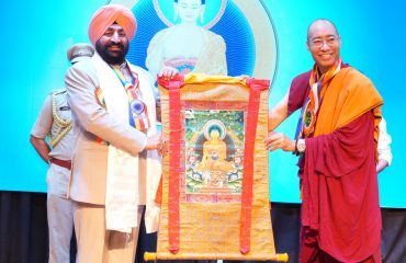 राज्यपाल को स्मृति चिन्ह भेंट करते हुए दून बौद्ध समिति के अध्यक्ष खेंपो कोंचोक रंगडोल।