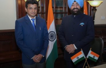 राज्यपाल से शिष्टाचार भेंट करते हुए डीएफओ नैनीताल चंद्रशेखर जोशी।