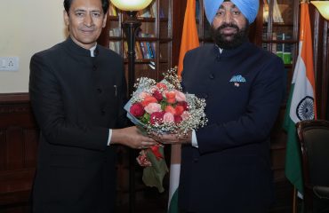 राज्यपाल से शिष्टाचार भेंट करते हुए कुमाऊं आयुक्त दीपक रावत।